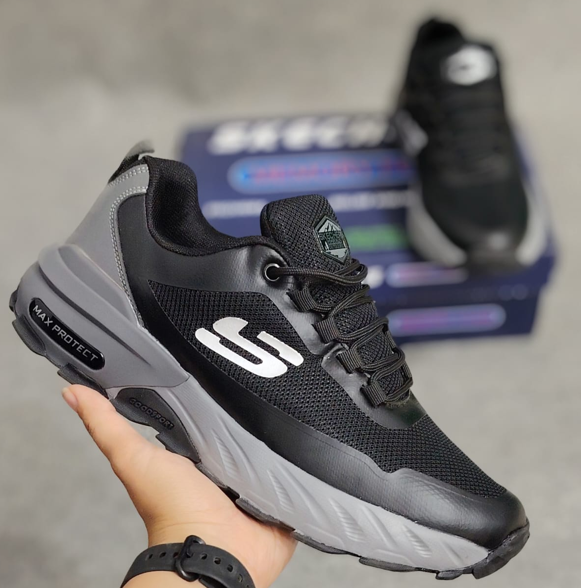 Skechers Mirror model, made in Vietnam, featuring a comfortable, non-slip rubber sole.