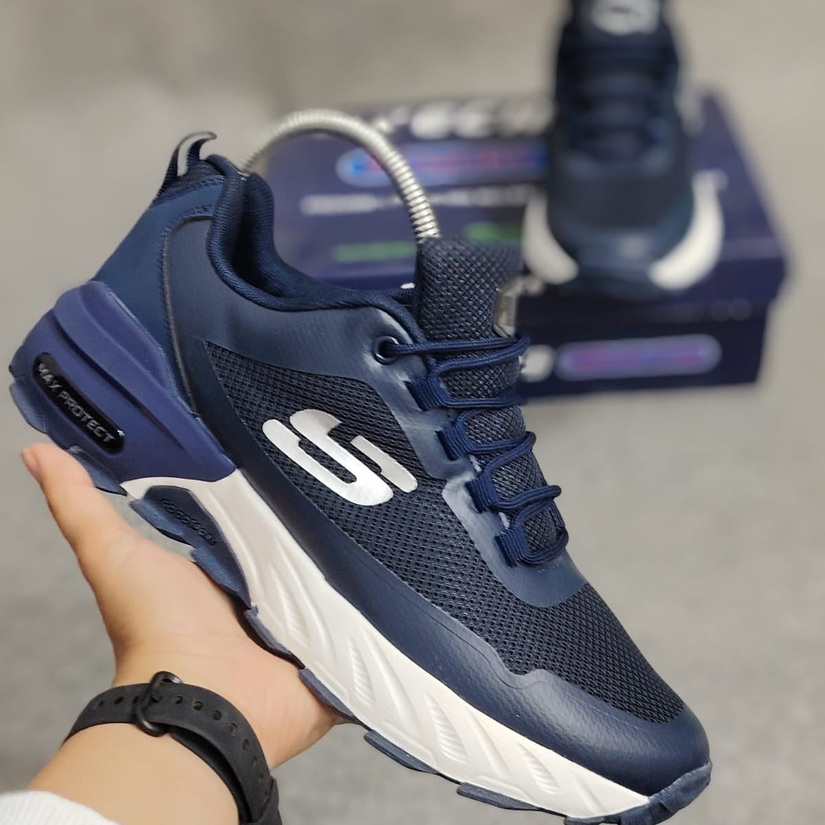 Skechers Mirror model, made in Vietnam, featuring a comfortable, non-slip rubber sole.