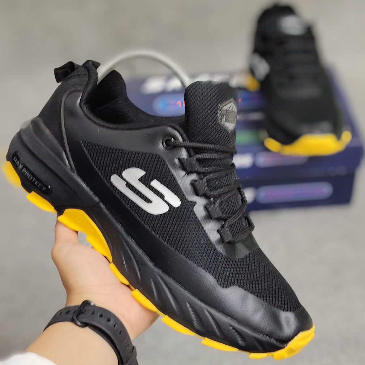 Skechers Mirror model, made in Vietnam, featuring a comfortable, non-slip rubber sole.